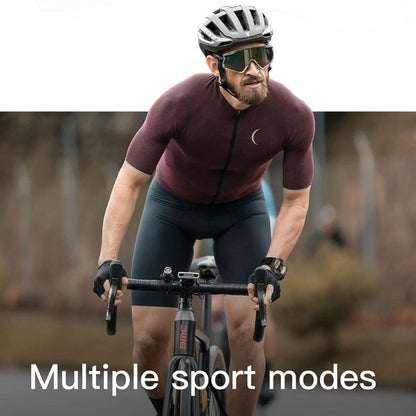 relogio-smartwatch-esportivo-mostrando-um-ciclista-de-frente-com-o-relogio-no-pulso
