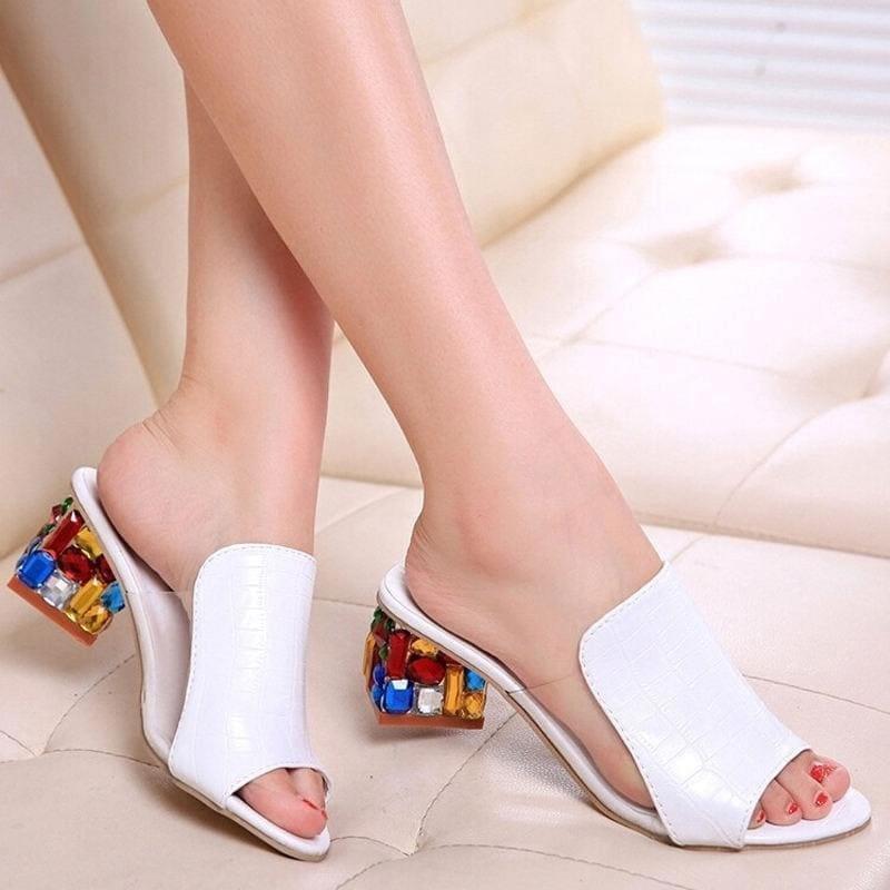 sandalias-de-salto-com-strass-crystal-heels-na-cor-branca-mostrando-detalhes-no-pe-de-uma-pessoa
