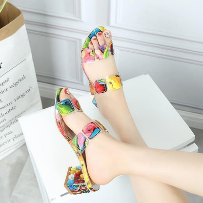 sandalias-de-salto-com-strass-crystal-heels-na-cor-colorida-mostrando-detalhes-no-pe-de-uma-pessoa