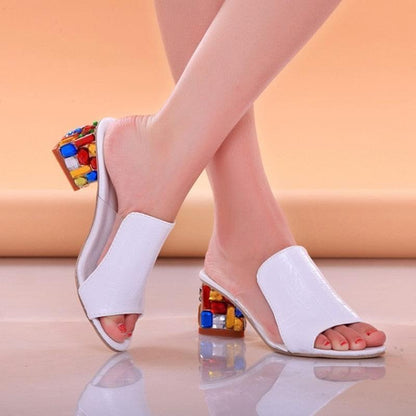 sandalias-de-salto-com-strass-crystal-heels-na-cor-branca-mostrando-detalhes-no-pe-de-uma-pessoa