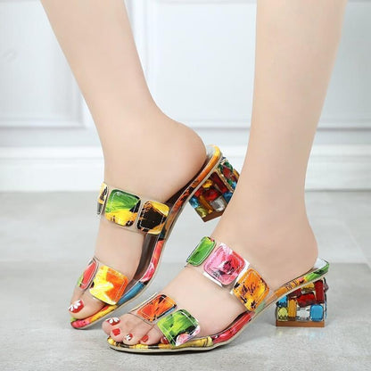 sandalias-de-salto-com-strass-crystal-heels-na-cor-colorida-mostrando-detalhes-no-pe-de-uma-pessoa